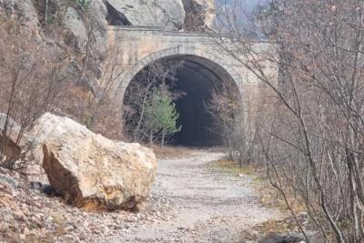 Da nije ova tabla malo ukrivo: Ovako danas izgleda tunel u kom je sniman kultni srpski film, obilaze ga samo slučajni prolaznici