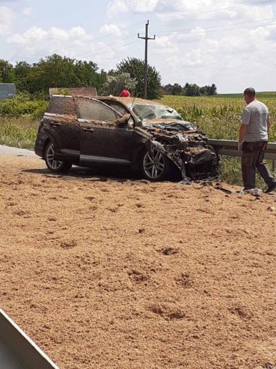 Fotografije sa mesta nesreće u kojoj je stradao biznismen: Audi smrskan, kamion udario u drvo