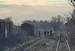 Tužne slike somborske železničke stanice, migranti lože vatru u vagonima