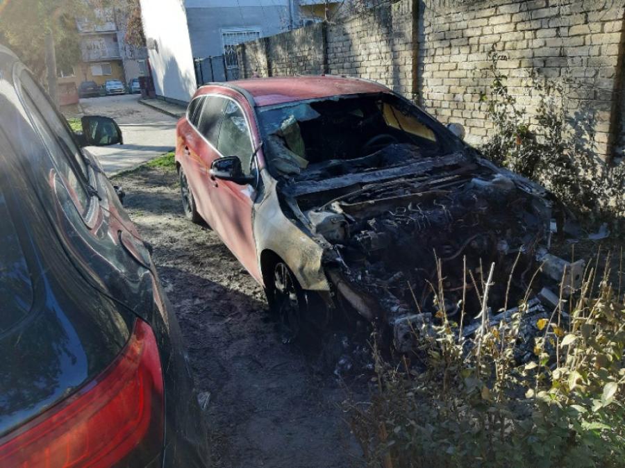 Izgoreo parkiran „Volvo“, oštećen i susedni „Audi“