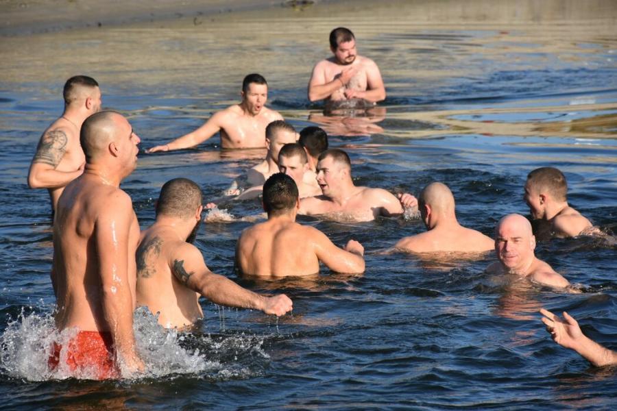 Proslavu Božića Apatinci već šest godina obeležavaju plivanjem u Dunavu