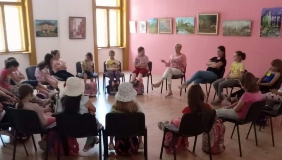 UČE DA BUDU DAME: U selu Stanišić kraj Sombora počela jedinstvena škola za devojčice