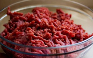 Kako PRAVILNO ODMRZNUTI mleveno meso? Jedna GREŠKA može da dovede do razvoja opasnih bakterija!