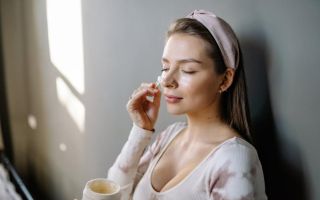 Med pegla bore oko očiju! Skinite GODINE sa lica uz pomoć prirodnih namirnica
