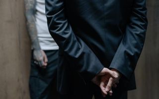 Ako držite RUKE NA LEĐIMA DOK HODATE, šaljete tri važne poruke okolini: Psiholozi otkrili da li je ovo STAV MOĆNIKA ILI GUBITNIKA