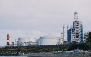 Da li će gorivo pojeftiniti? Otvaranje Ormuskog moreuza spustilo cenu nafte na ispod 90 dolara po barelu
