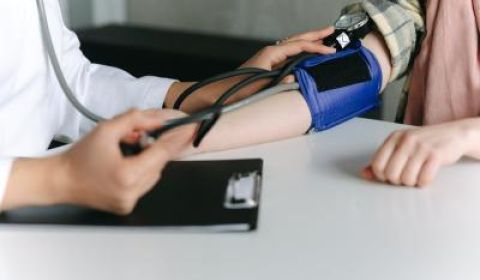 Na kojoj ruci se meri pritisak: Mnogi prave grešku koja može da utiče na dijagnozu