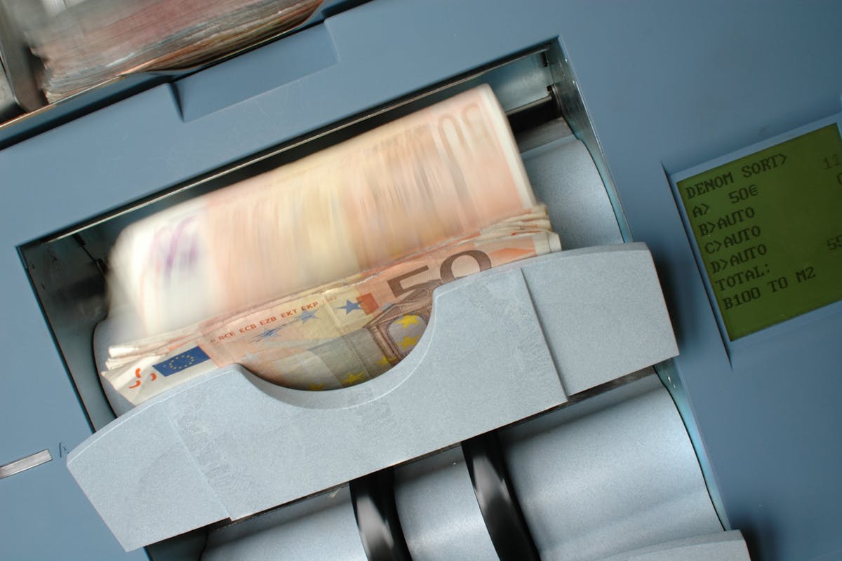KAKO JE USPELA DA UKRADE 1,2 MILIONA EVRA IZ BANKE? Stručnjaci za Kurir: To je moguće samo u OVA DVA slučaja
