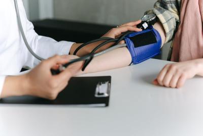 Na kojoj ruci se meri pritisak: Mnogi prave grešku koja može da utiče na dijagnozu