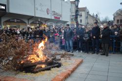 POČELO BOŽIĆNO SLAVLJE U SOMBORU: TRADICIONALNO PALJENJE BADNJAKA, GRADONAČELNIKA POSETILI KORINĐAŠI