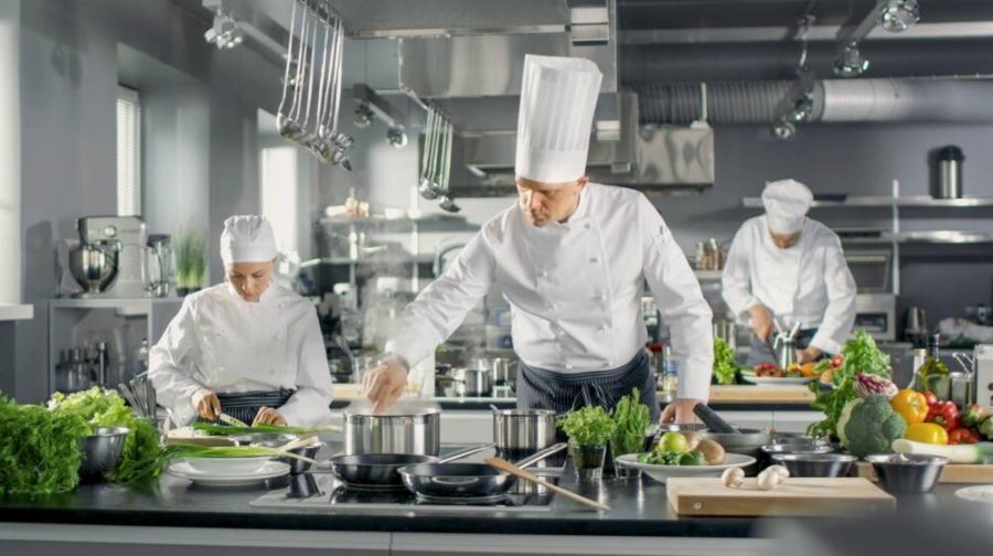 Da li znate zašto šefovi kuhinje tradicionalno nose visoke bele kape?