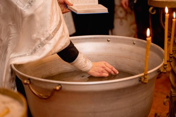 Dragani su tražili 24.000 da bi krstila decu: Termina nema do Božića, a cena da se prekrstiš