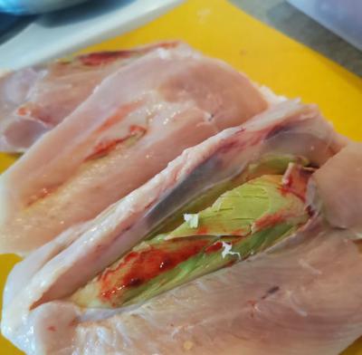 Novosađanka kupila piletinu na pijaci, ali kada je rasekla meso ZGADIO JOJ SE ŽIVOT