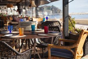 Okrugli stolovi nisu slučajnost: Kako vas kafići ‘navode’ da ostanete duže i potrošite više