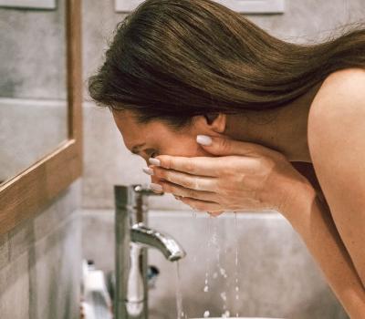 TOPLA ILI HLADNA? Dermatolozi objašnjavaju kakva voda je idealna za umivanje lica