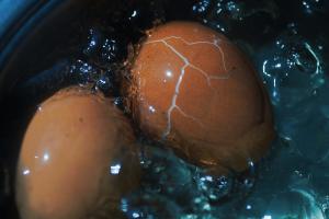 Stara metoda koja pomaže - kako da vam jaja tokom kuvanja ne ispucaju