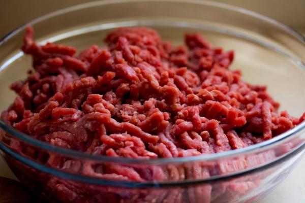Kako PRAVILNO ODMRZNUTI mleveno meso? Jedna GREŠKA može da dovede do razvoja opasnih bakterija!
