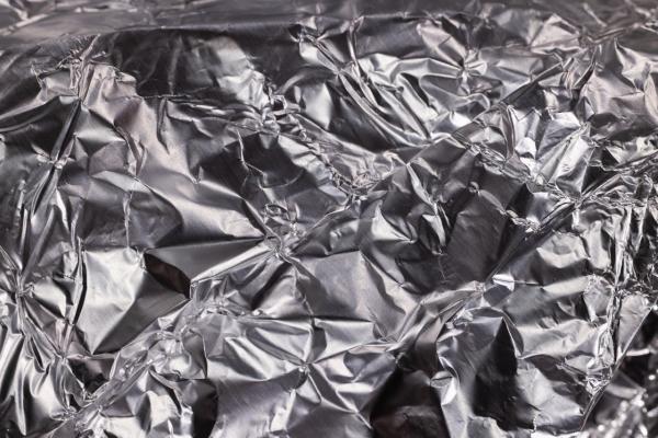 Ljudi masovno stavljaju ALUMINIJMUSKU FOLIJU U ZAMRZIVAČ: Ovaj jednostavan trik ŠTEDI BRDO PARA, vreme i živce