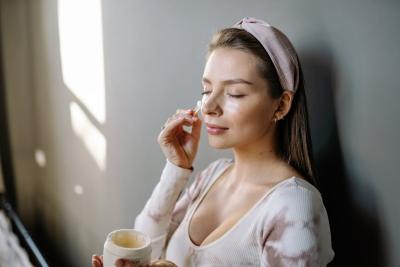 Med pegla bore oko očiju! Skinite GODINE sa lica uz pomoć prirodnih namirnica