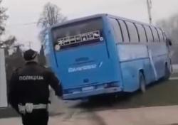 Policija zaustavlja autobus Severtransa (VIDEO)