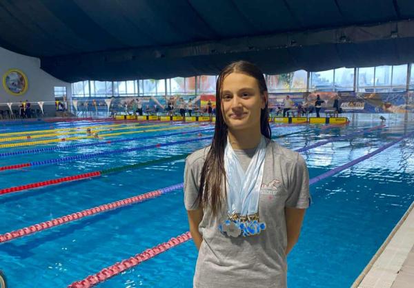 Mlada apatinska plivačica Sara Orelj osvojila šest medalja u Skoplju