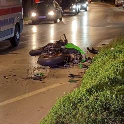 Saobraćajna nesreća na vencu: Vozač motora završio na kolovozu, Hitna pomoć stigla na lice mesta