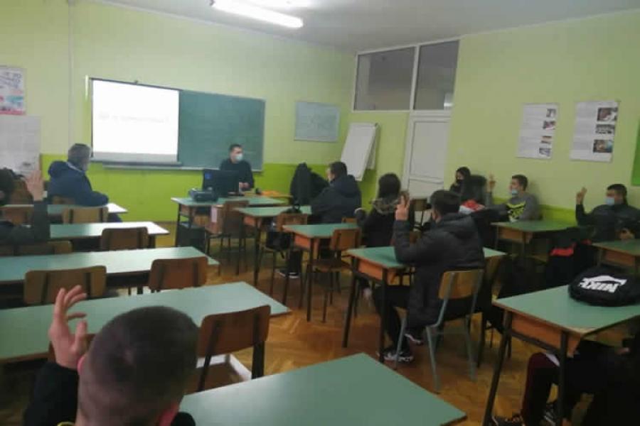 Održano predavanje o bezbednosti u saobraćaju u "Mašinskoj" školi u Apatinu