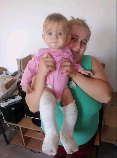 Oliveru iz Bora sa operisanom bebom izbacili iz stana: Zbog duga od 3.000 dinara zaplenili joj i dečja kolica
