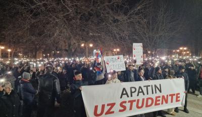 Veliki broj Apatinaca protestnim skupom podržao studente