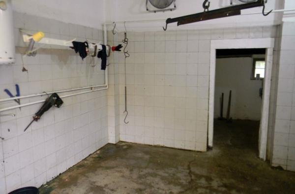 Otkrivena nelegalna klanica u Ratkovu: Zaplenjeno 30 tona mesa, jedna osoba uhapšena, za drugom se traga (FOTO)