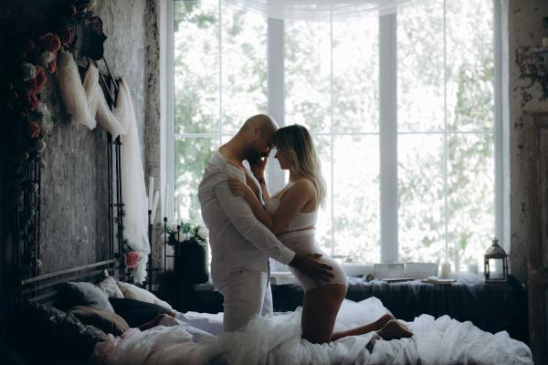 Nesigurni muškarci u seksu uporno pokušavaju da izvedu samo ovu stvar
