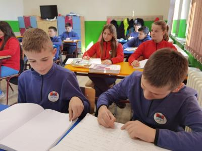 Prva srpska škola koja je uvela uniforme otkriva 3 posledice ove promene. „Primetne velike razlike u ponašanju učenika“.