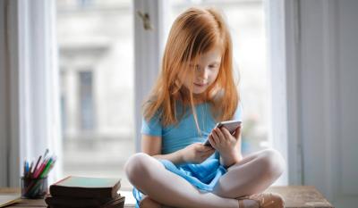 DEFEKTOLOG UPOZORAVA na uticaj DIGITALNIH UREĐAJA: "Detetu zabraniti telefon i tablet do ovog uzrasta, a evo koliko dnevno je preporučljivo da budu na internetu!"