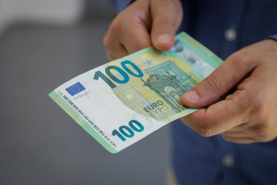 Država isplaćuje još po 100 evra: Evo kako da se prijavite i kada ležu pare