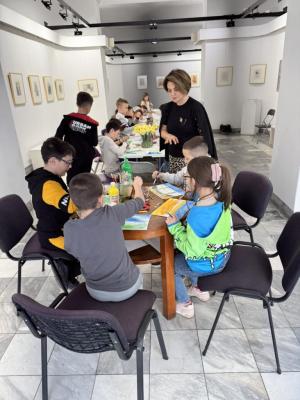 Radionica “U susret proleću” okupila mališane u Galeriji KC “Laza Kostić” Sombor