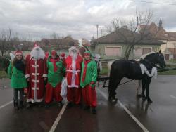 Deda Mraz na kočijama delio paketiće deci u Ruskom Krsturu