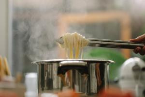 Greška koju pravite dok kuvate testeninu - zbog nje unosite mnogo više kalorija