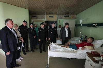Gašić obišao povređenog pripadnika Žandarmerije, ranjenog u pucnjavi u Somboru