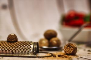 Upoznajemo začine: Muskatni oraščić (Myristica Fragrans Houtt lat.)