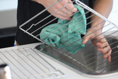 Rešite se tvrdokornih mrlja – jednostavan trik za čišćenje rešetke od rerne
