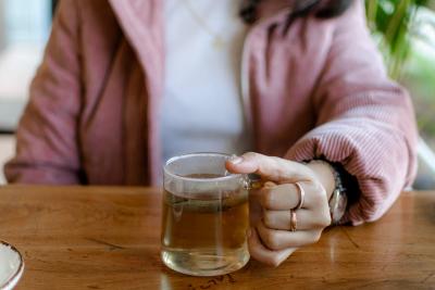 Zeleni čaj i krvni pritisak: Koliko zaista pomaže i kada može da napravi problem