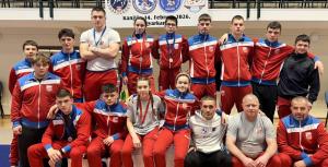 Adrian Dobi i Nađa Liščević iz somborskog "Radničkog" prvaci Vojvodine u rvanju