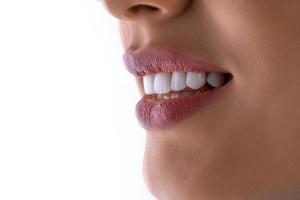 Popravka zuba prirodnim i biokompatibilnim materijalima