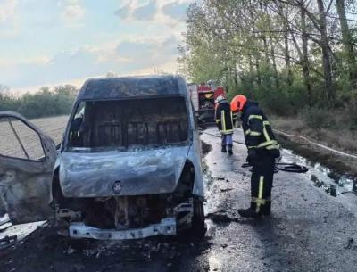 VATRENA STIHIJA NA PUTU STANIŠIĆ - GAKOVO: KOMBI POTPUNO IZGOREO, vatrogasci jedva obuzdali požar