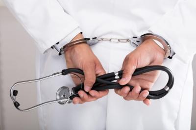 Određen pritvor doktoru i kozmetičaru: Nestručnom intervencijom naneli teske telesne povrede ženi