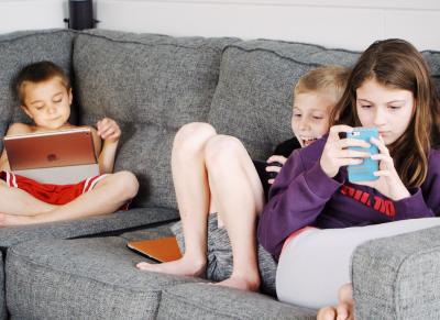 Treba li zabraniti mobilne telefone u školama: „Provode 8+ sati pred ekranima“