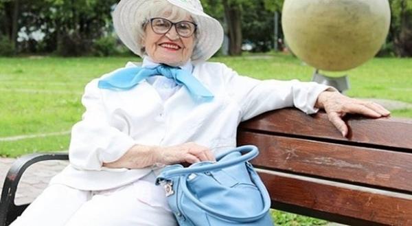 Ona ima 90 godina, ne pije lekove, i nikada se ne žali: Njen savet za sreću je prosvetlio ceo svet!