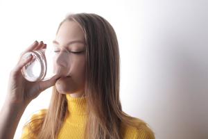 VODA TOKOM ILI NAKON JELA: Da li pomaže ili šteti varenju?