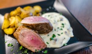 Kuvar otkrio zašto je u restoranima meso uvek sočno i mekano - tajna je u jednom sastojku