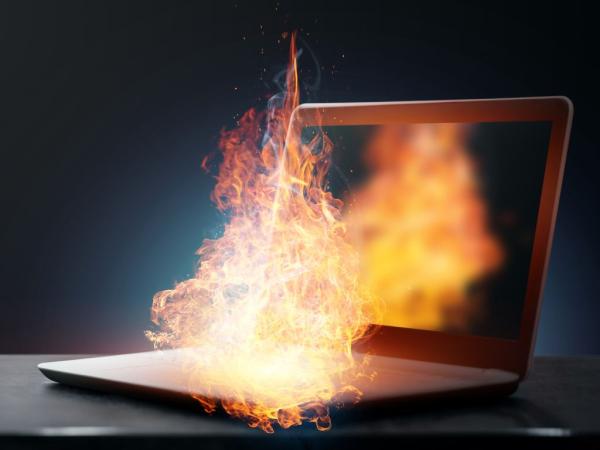 Vatrogasci upozoravaju! Izbegavajte punjenje laptopa na mekim površinama!